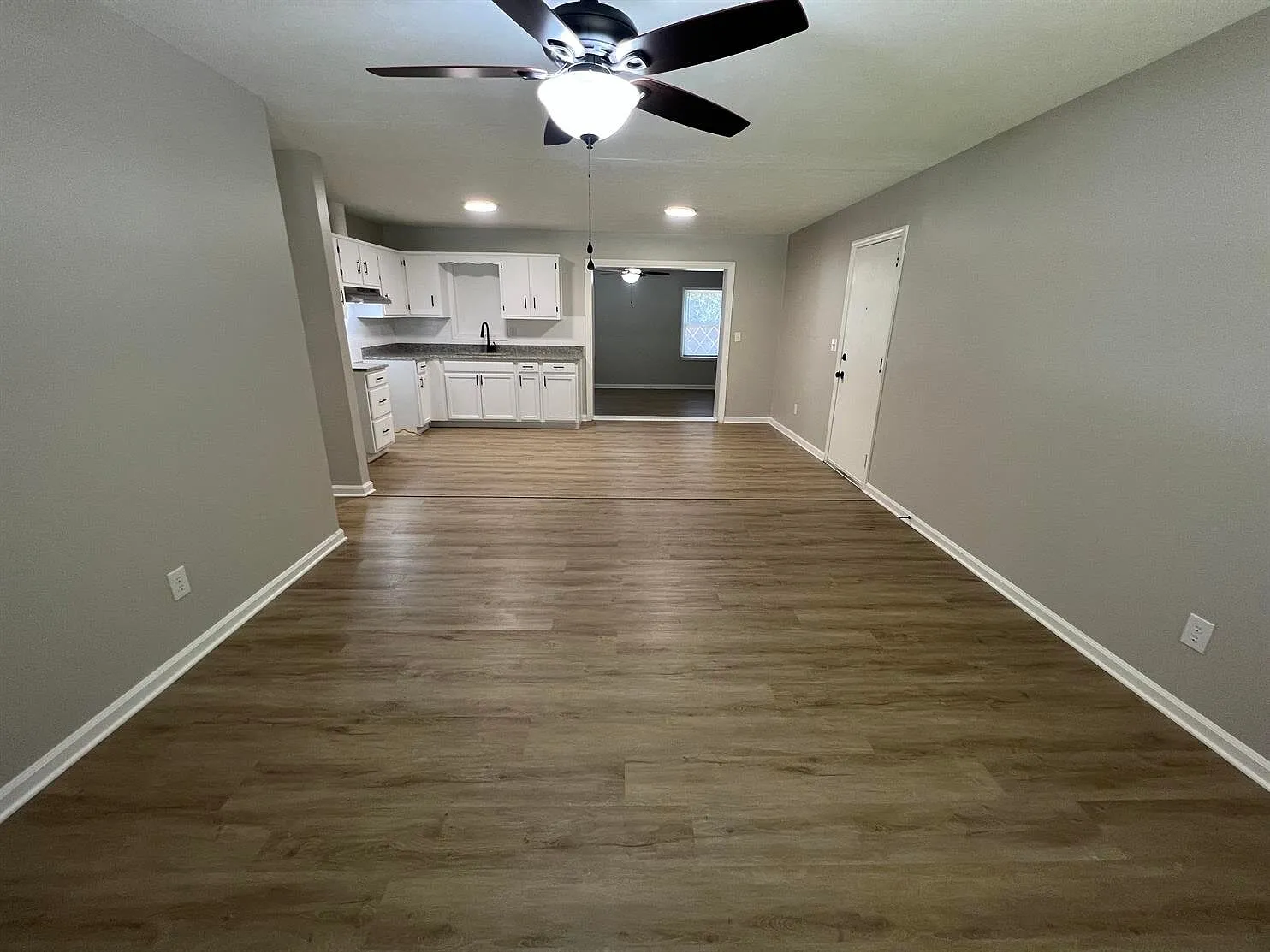 710 Greenbrier Dr — Photo 3