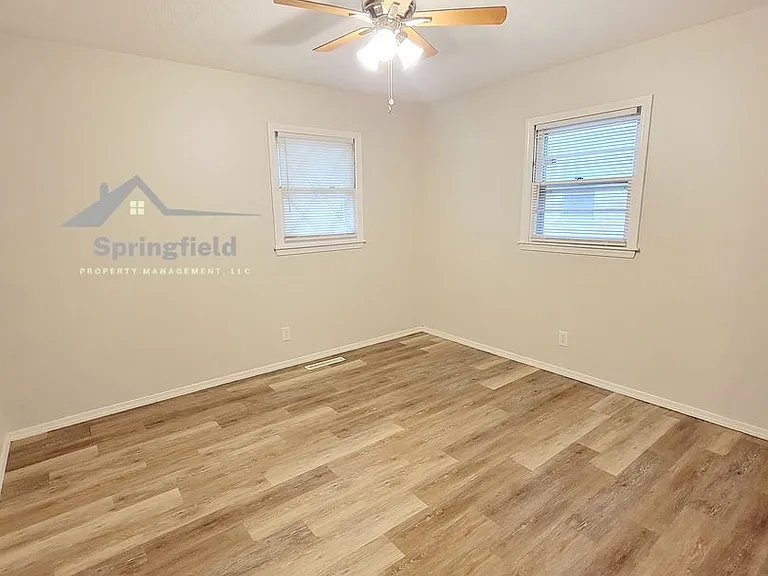 1252 E Cambridge St — Photo 16