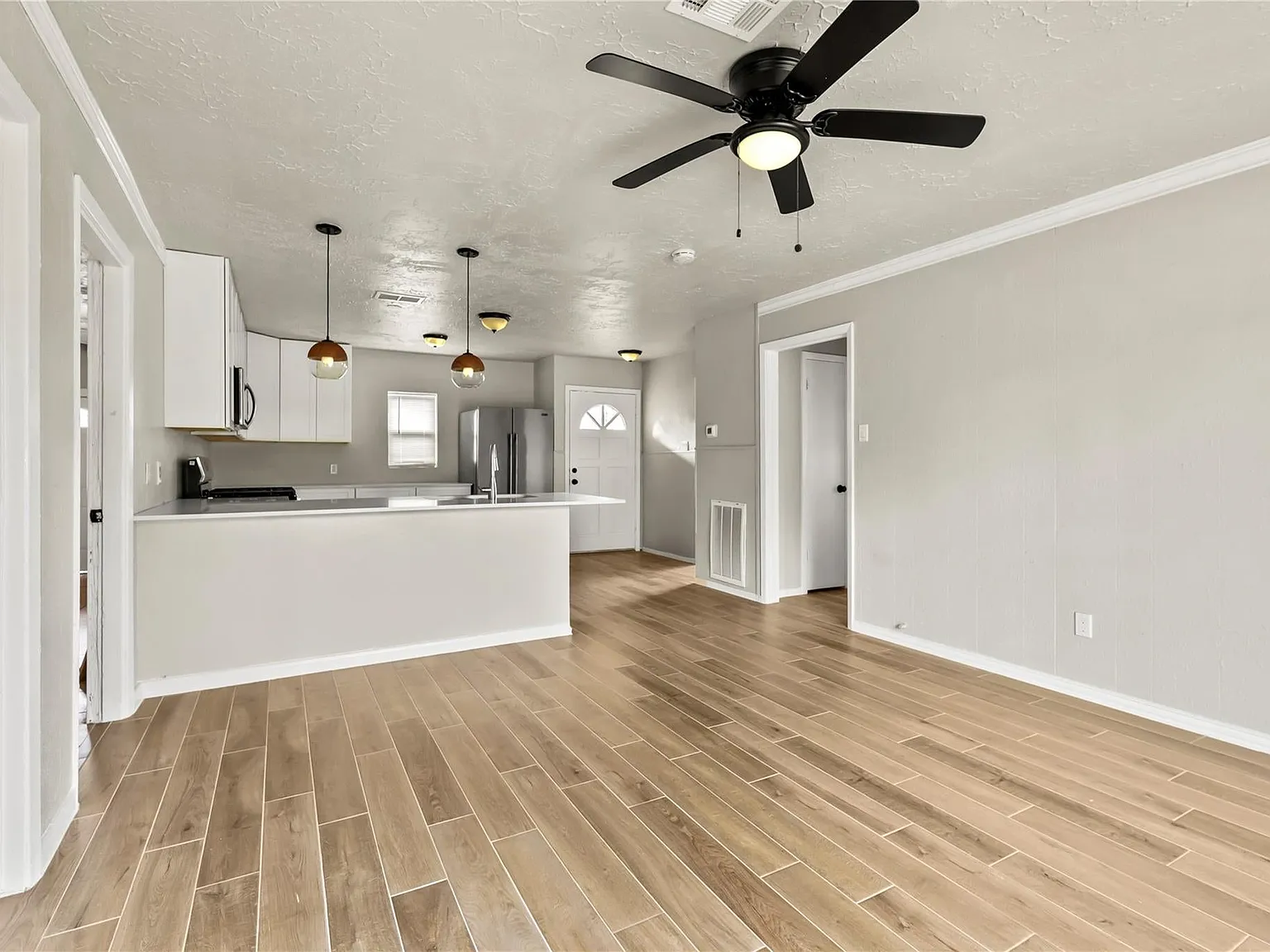 4 bed, 1454 sqft, $1,900 — Photo 2