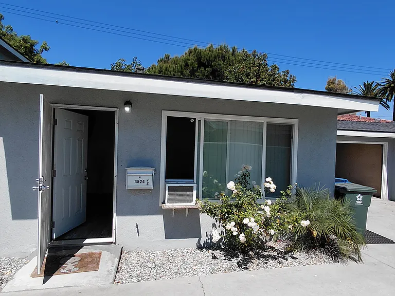 4824 1/4 E Live Oak St — Photo 1