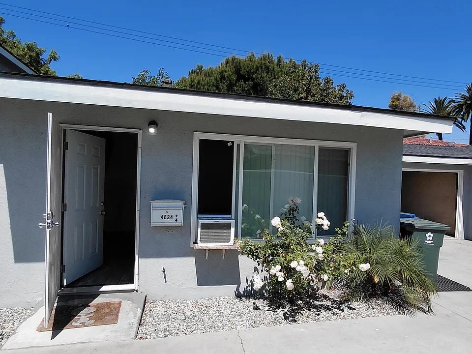 4824 1/4 E Live Oak St