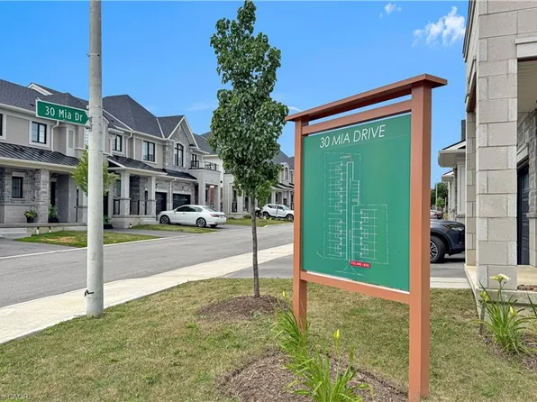 30 Mia Dr #11, Hamilton, ON L9B 0K1