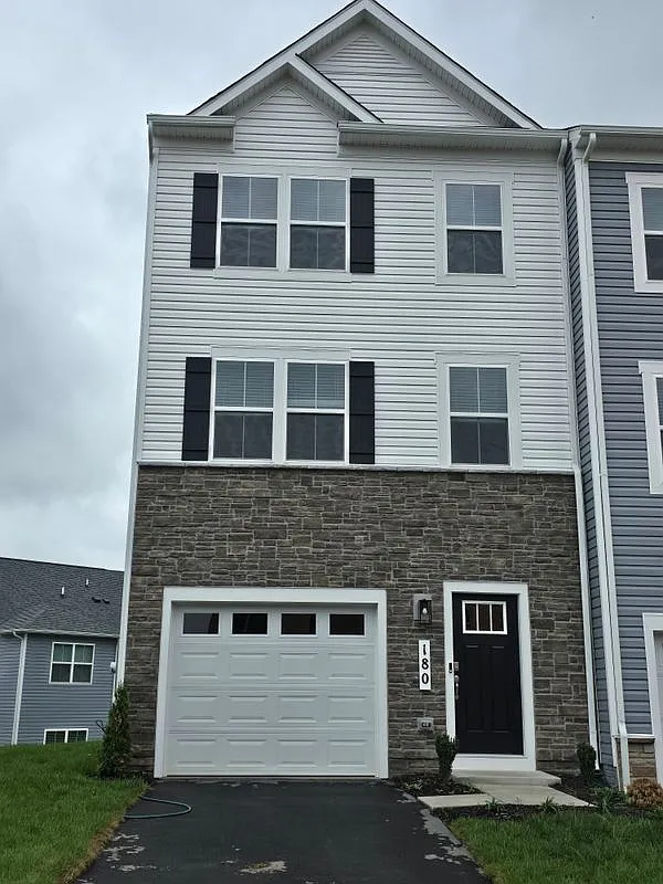 3 bed, 2.5 bath, 3049 sqft, $2,250 — Photo 1
