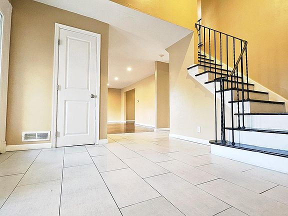 5th image of 11 Strathmore Dr