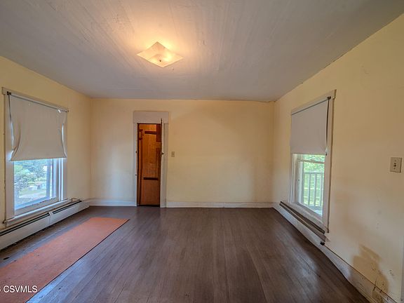 35th image of 205 Sunbury St