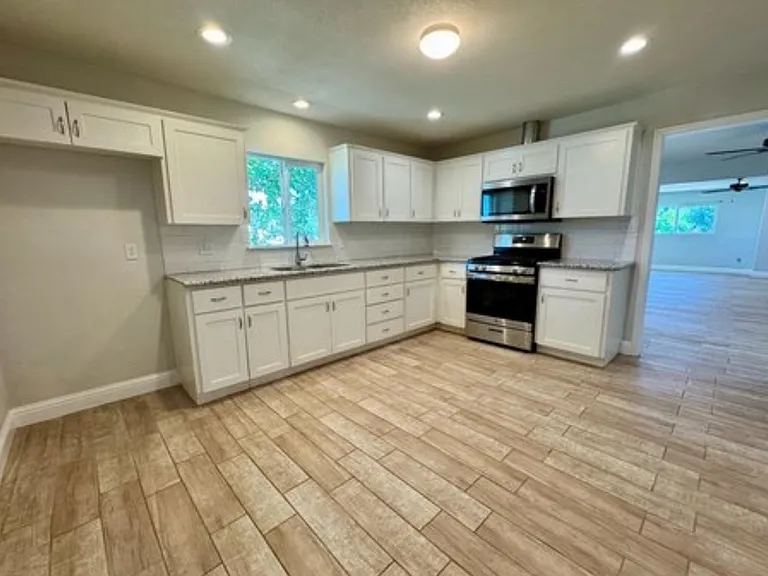 195 Hoover St — Photo 3