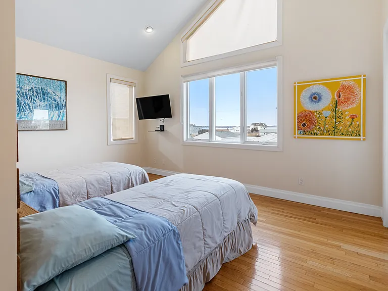 915 Dune Rd — Photo 24