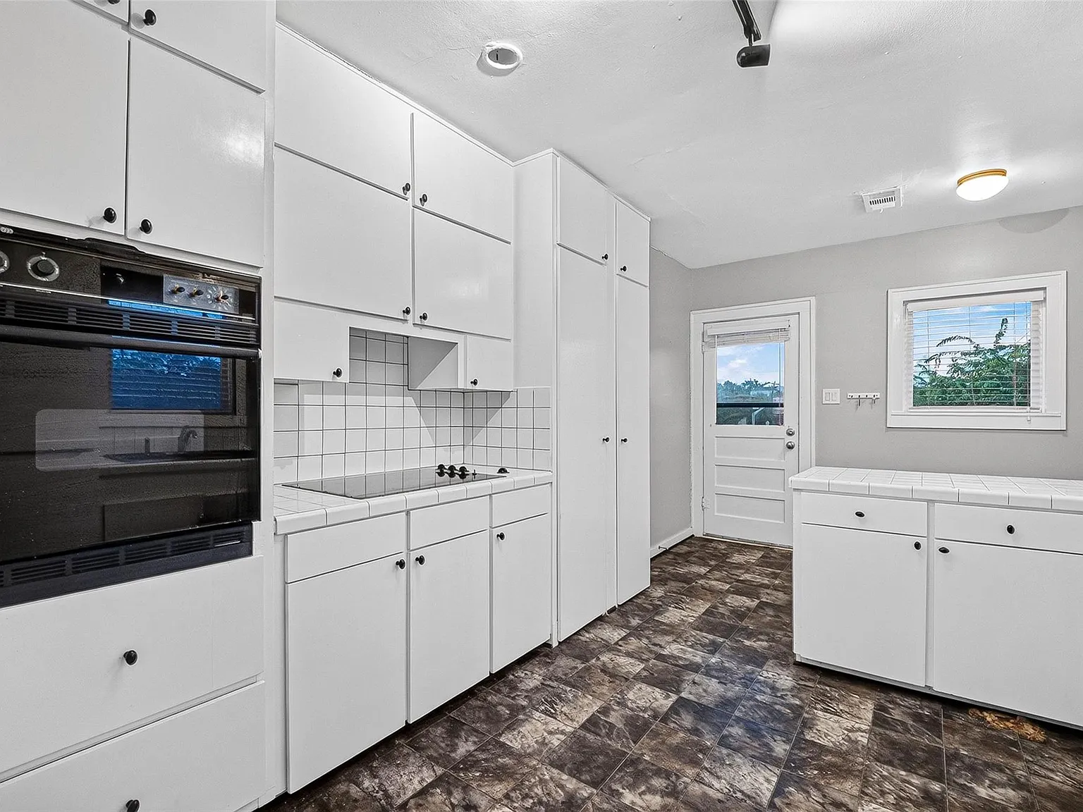 2 bed, 1.0 bath, 1350 sqft, $2,100 — Photo 4