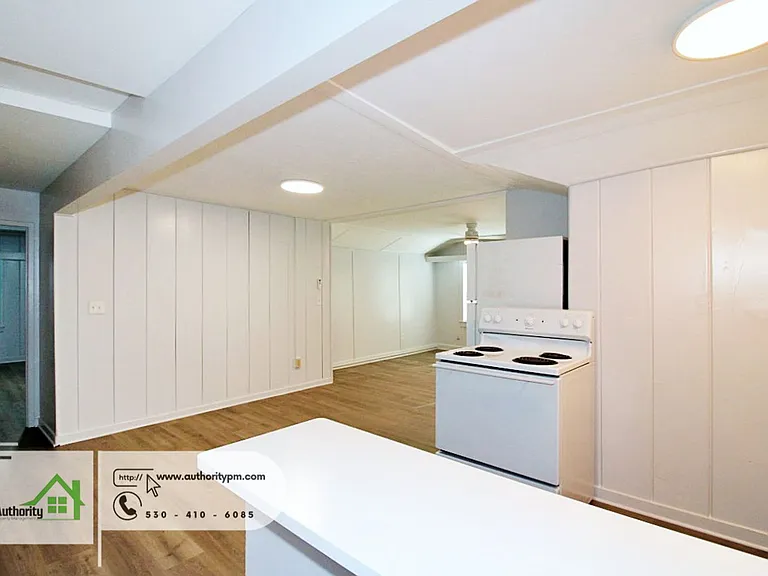 1143 Magnolia St — Photo 9