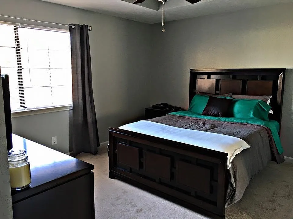 2 bed, 1.5 bath, 1280 sqft, $1,599 — Photo 4