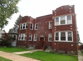 Portage Park apartment! 2 Bedroom with large yard!