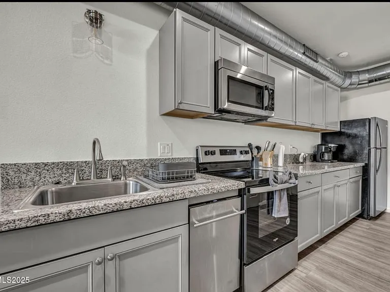442 E 7th St #2 — Photo 10