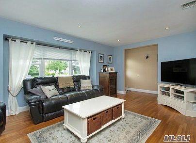 3rd image of 25 Laurinda Dr