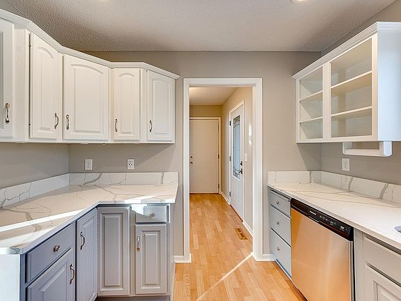 5th image of 909 W 158th St