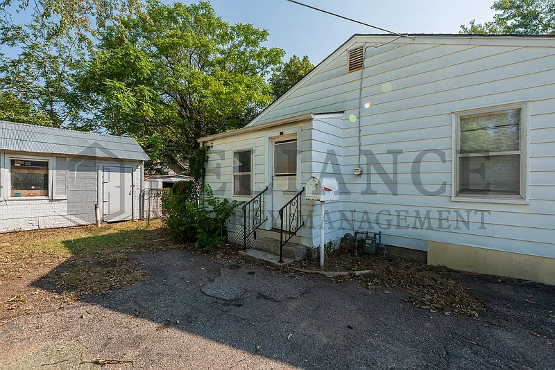 2 bed, 1.0 bath, 862 sqft, $895 — Photo 3
