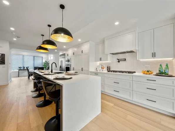 2518 W 16b St SW, Calgary, AB T2T 4L9
