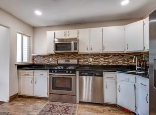 68 Woods Edge Dr, Succasunna, NJ 07876