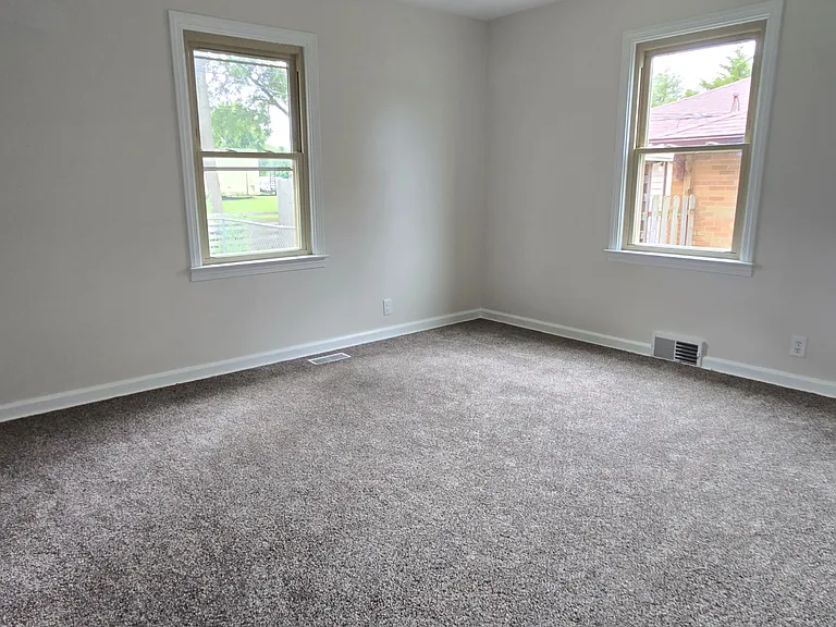 906 W Walnut St — Photo 8