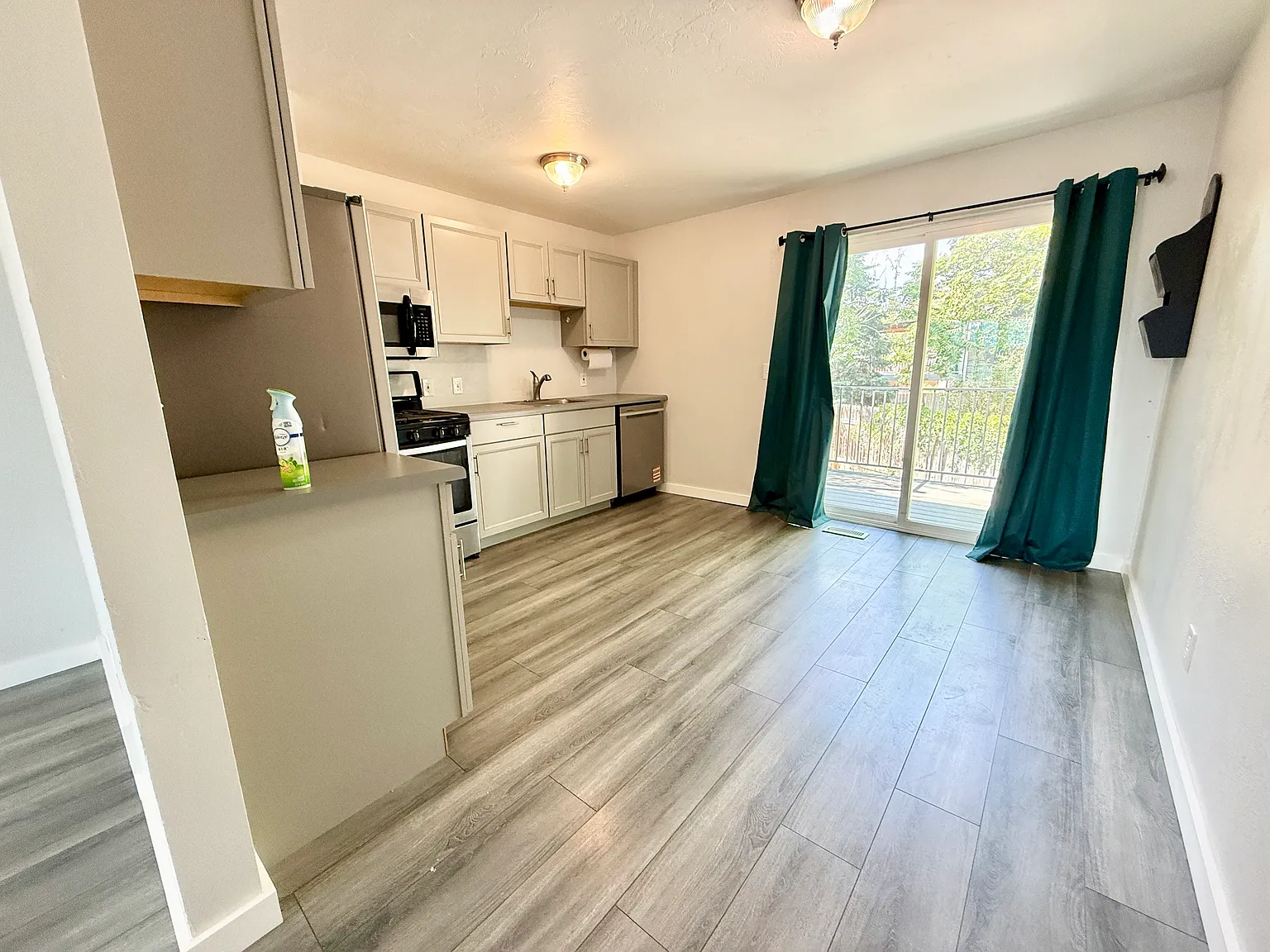 4 bed, 1392 sqft, $2,000 — Photo 4