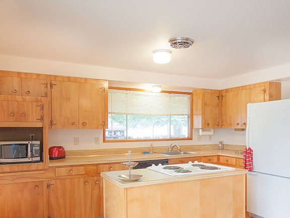 4th image of 3526 SE Sellwood St