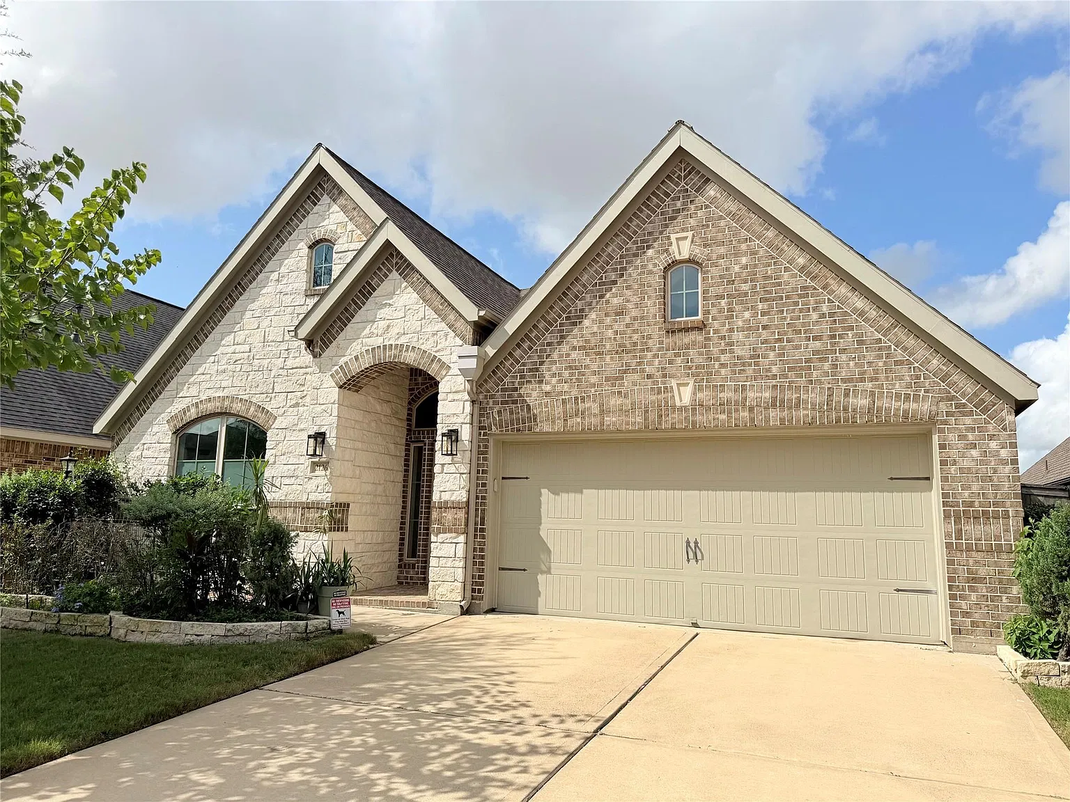 4 bed, 3.0 bath, 2500 sqft, $2,900 — Photo 2