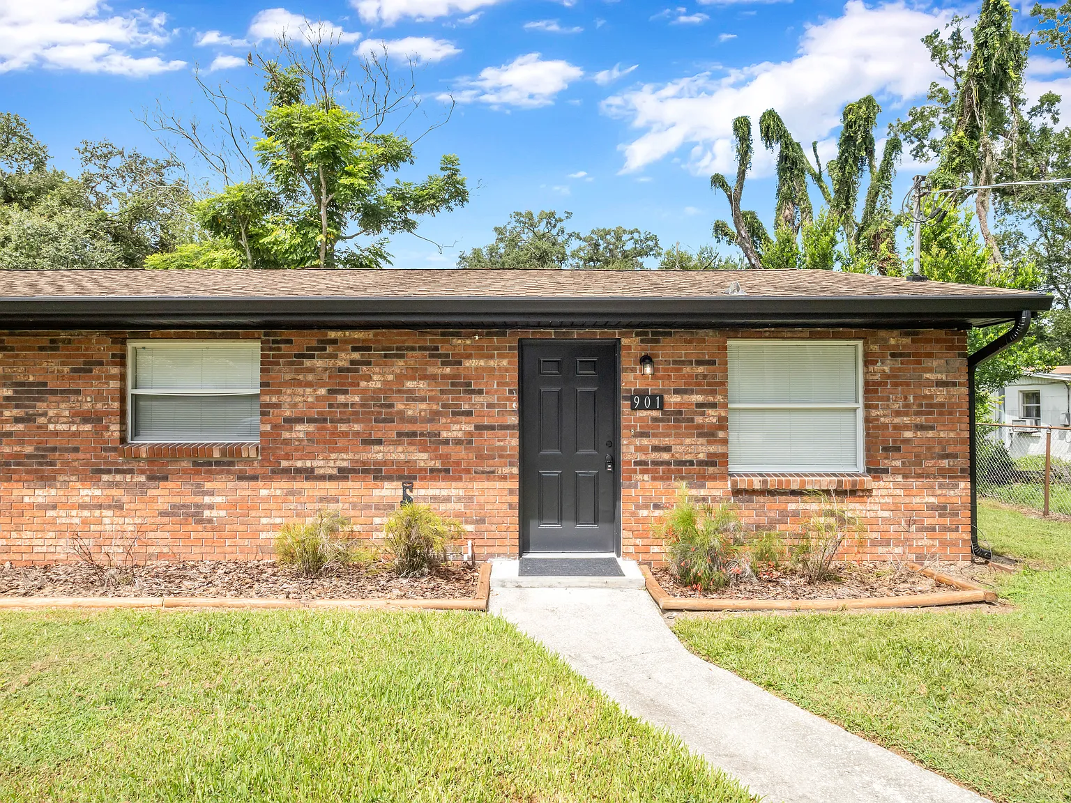 2 bed, 725 sqft, $1,490 — Photo 2