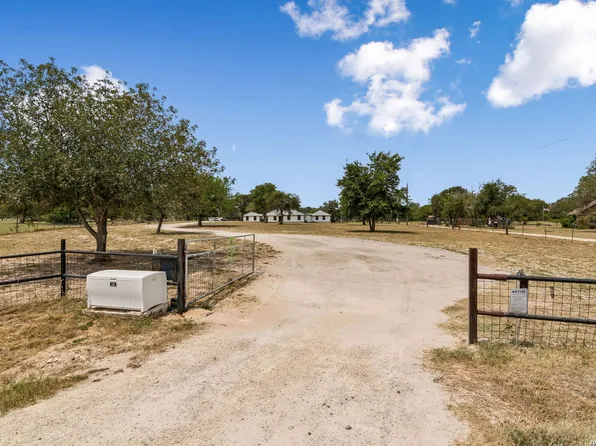 307 Broken Arrow, Floresville, TX 78114