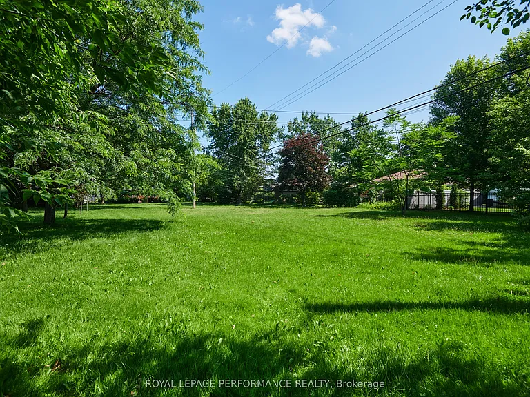2243 Hillary Ave — Photo 33