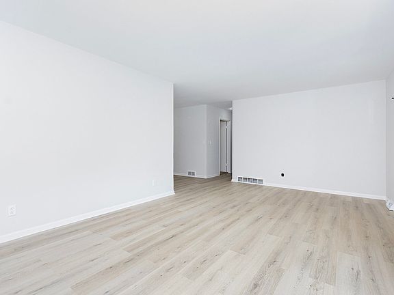 3rd image of 102 Pembroke Ave