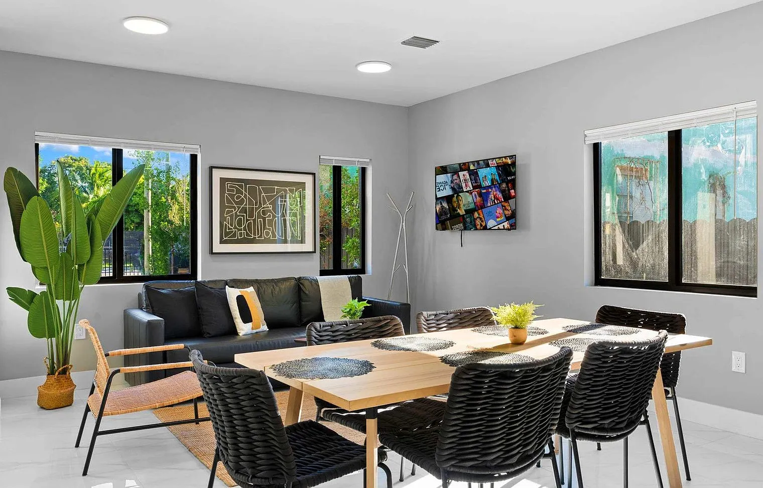 4 bed, 2.0 bath, 947 sqft, $9,672 — Photo 1