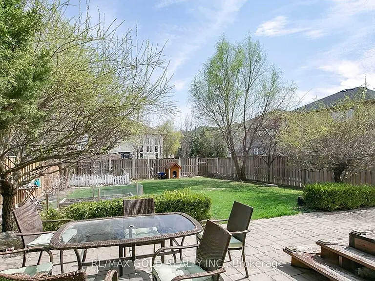 26 Hellyer Ave — Photo 2