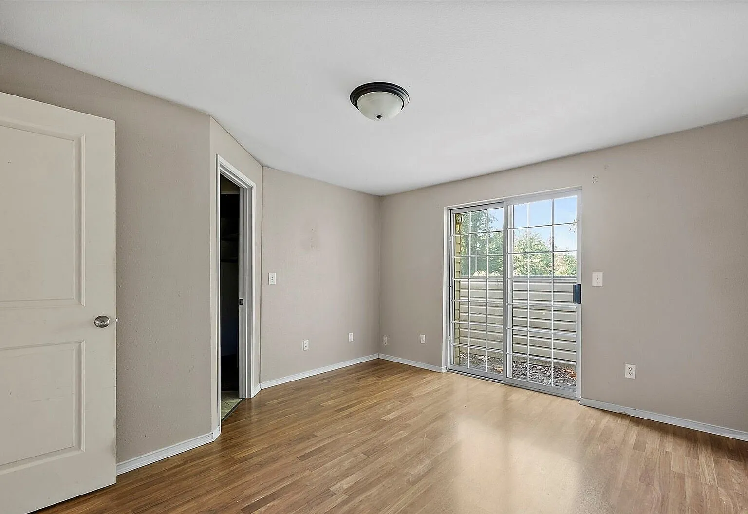 3 bed, 1200 sqft, $2,700 — Photo 2