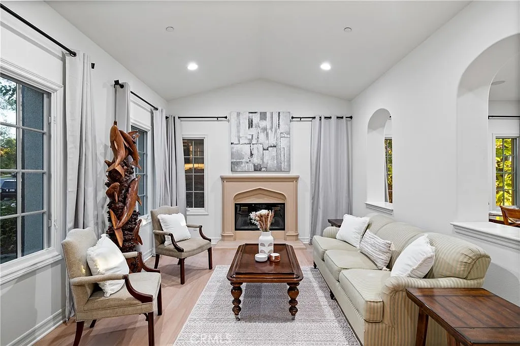 4 bed, 4.5 bath, 4165 sqft, $19,000 — Photo 3