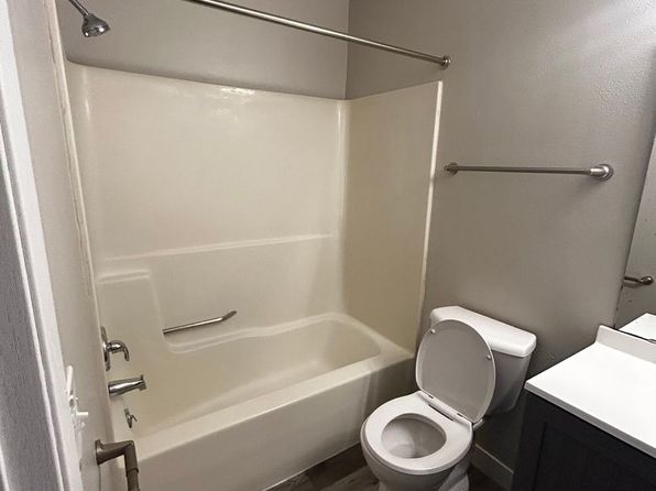 1320 Riverside Dr #16