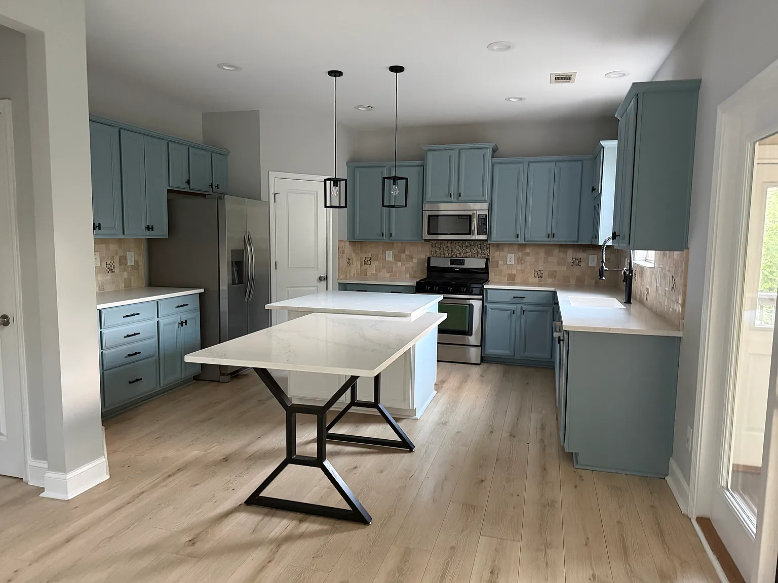 6 bed, 5133 sqft, $5,250 — Photo 2
