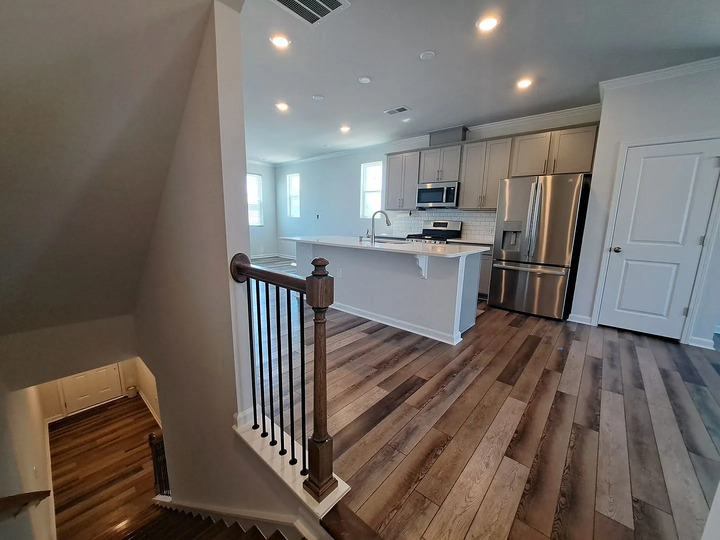 Ready to rent! End-Unit townhome in Olde Towne Subdivision! 3 Stories with a 1 car garage — Photo 2