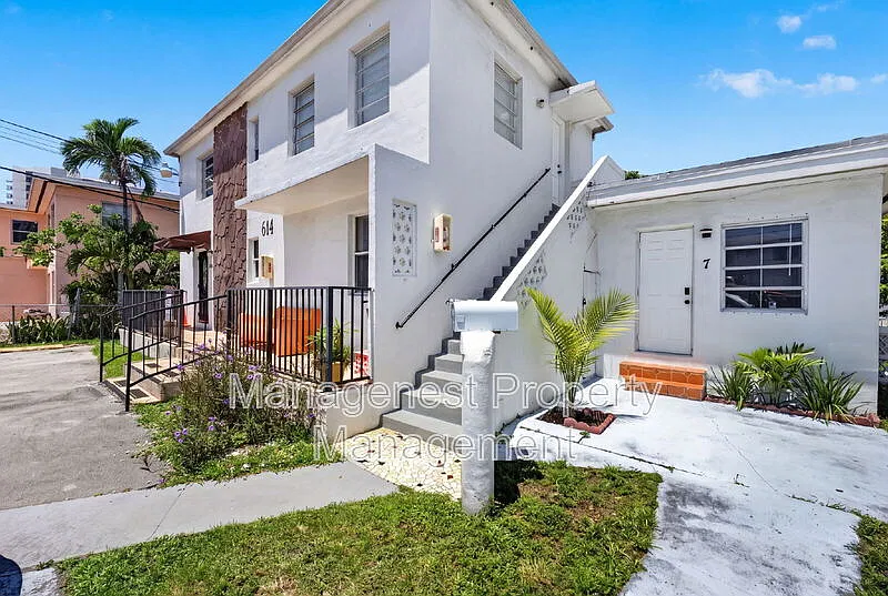 614 SW 19th Ave #U