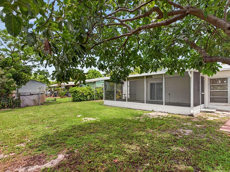 540 NE 61st Ct — Photo 4