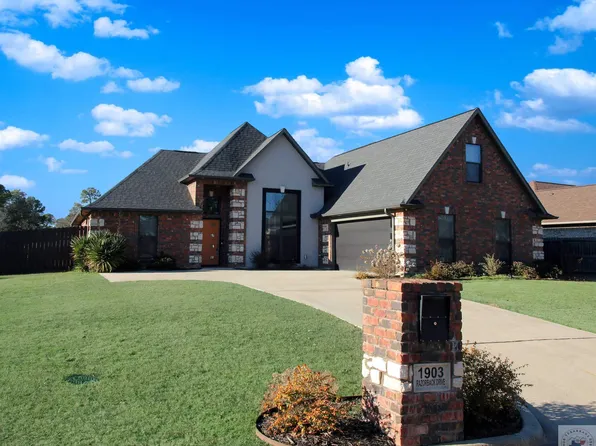 1903 Razorback Dr, Texarkana, AR 71854