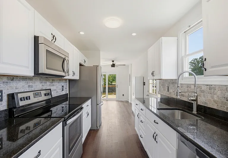 301 Kenmore Ave — Photo 5