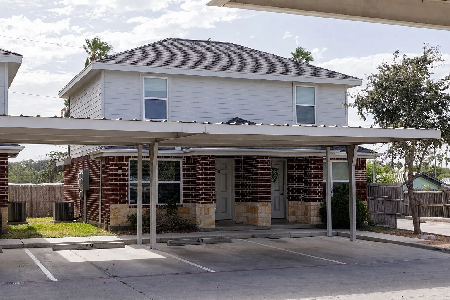 1 bed, 1.5 bath, 886 sqft, $915 — Photo 1