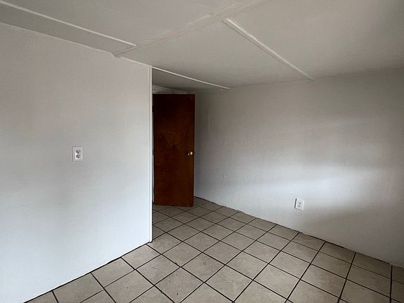 4th image of 825 Parkview Dr APT 9