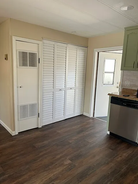 Dining room lookig into kitchen