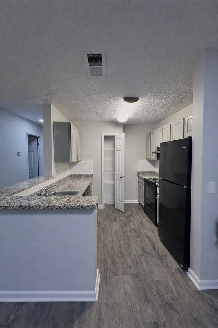 Salem Chase Apartments — Photo 4