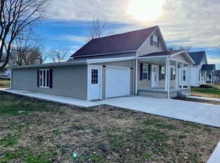 1009 Locust St, Carrollton, IL 62016