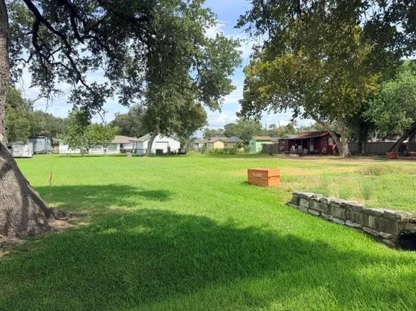 510 Hinken St, Clute, TX 77531