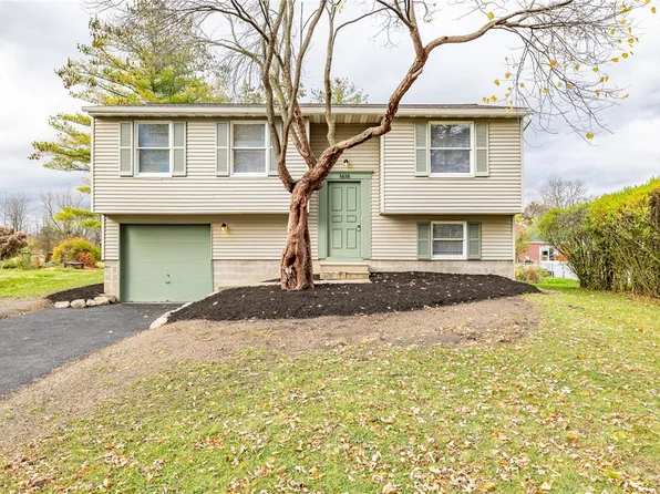 1616 Wheatstone Dr, Farmington, NY 14425