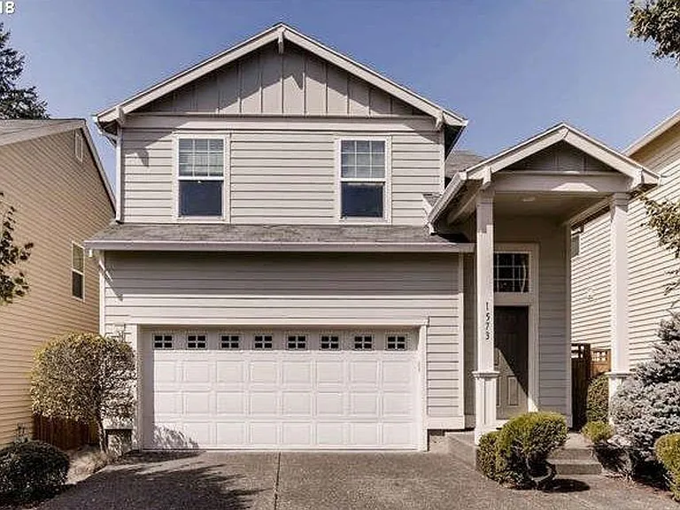 1573 NE Challis Pl — Photo 1