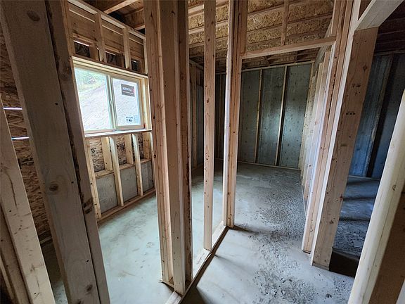 4th image of 2261 McTavish Rd