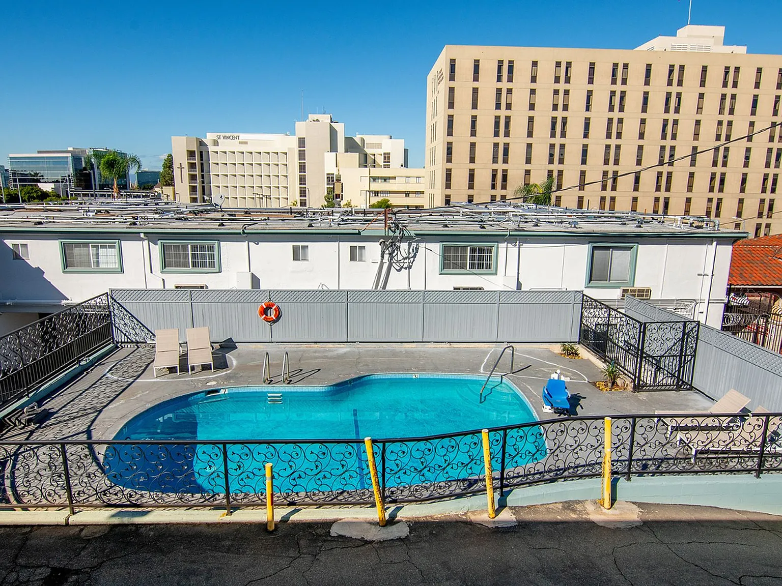 Royal Viking Apartments — Photo 1